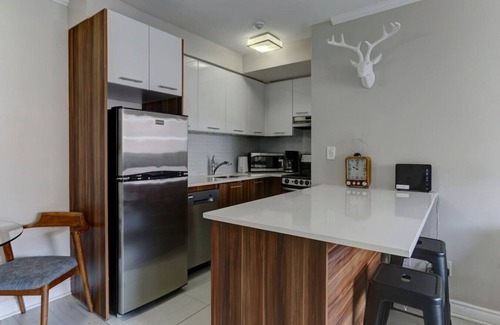 Shaughnessy Village Apartment | Cozy condo in heart of downtown Montreal