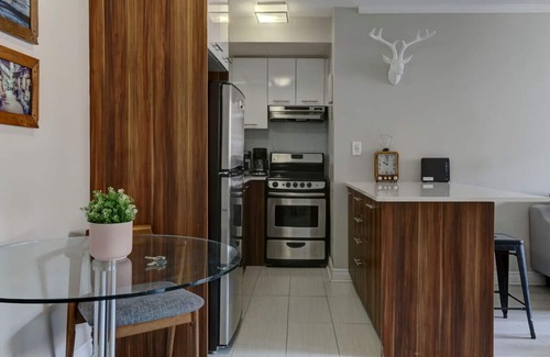Shaughnessy Village Apartment | Cozy condo in heart of downtown Montreal