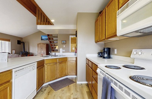 McCall Condo | Cozy condo w/a wood stove, shared hot tub, pools, & tennis - close to downtown