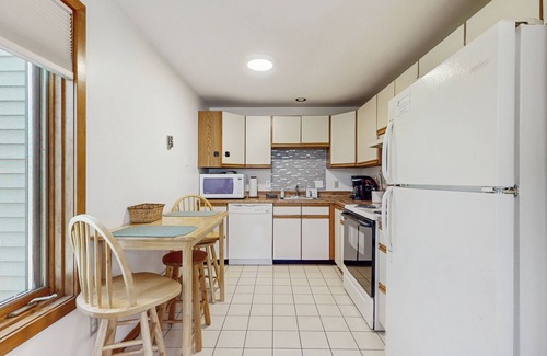 Wilmington Condo | Cozy condo w/golf course views, pet-friendly, balcony, bbq, fireplace, mudroom