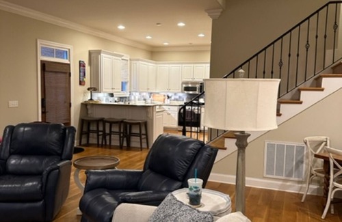 Oxford Condo | Cozy condo with 3 King and 2 Twin Beds + WiFi in charming Oxford!