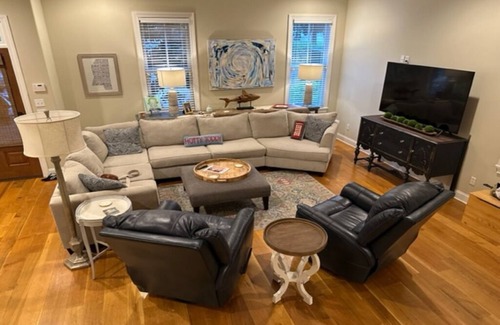 Oxford Condo | Cozy condo with 3 King and 2 Twin Beds + WiFi in charming Oxford!