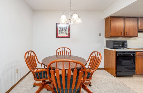 Alyeska Condo | Cozy condo with great downtown location near biking, shopping, dining