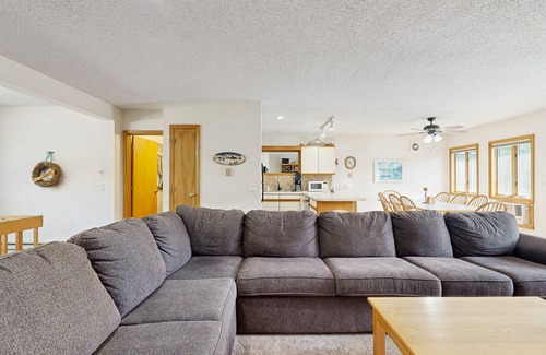 Bartlett Condo | Cozy Condo with Shared Pool, High-Speed WiFi, W/D, Partial AC, & Wood Stove