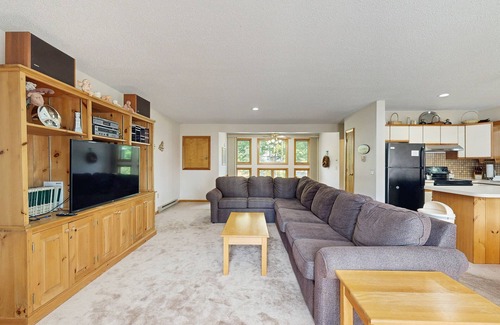 Bartlett Condo | Cozy Condo with Shared Pool, High-Speed WiFi, W/D, Partial AC, & Wood Stove