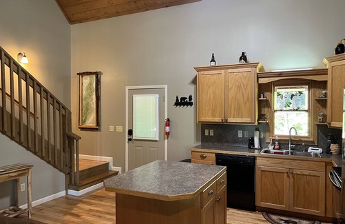Ellijay Cabin | Cozy Coosawatee Cabin on top of Eagle Mountain with hot tub, fire pit and fun!