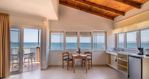 Kato Stalos Apartment | Cozy Corner VS Beachfront