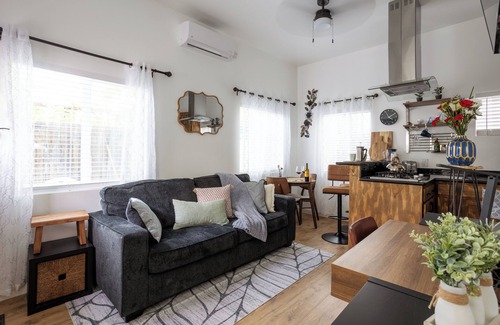 Watts Cottage | Cozy cottage 10 min from LAX and downtown
