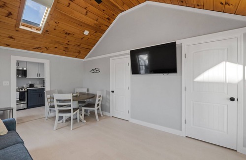 Hampton Cottage | Cozy Cottage 5 min. to Beach, Shops, Boardwalk