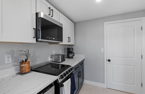Hampton Cottage | Cozy Cottage 5 min. to Beach, Shops, Boardwalk