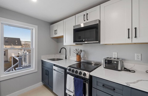 Hampton Cottage | Cozy Cottage 5 min. to Beach, Shops, Boardwalk