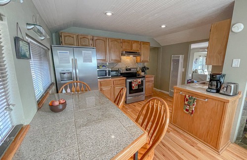Estes Park House | Cozy Cottage - Downtown Location with Wifi/Views/Parking!