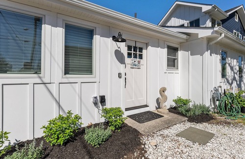 Villas Cottage | Cozy Cottage: Hot Tub~Gas Fireplace~Pet Friendly!