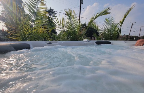 Villas Cottage | Cozy Cottage: Hot Tub~Gas Fireplace~Pet Friendly!