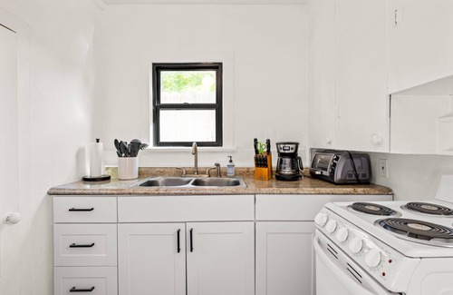 North End Cottage | Cozy cottage in North End on tree-lined street.