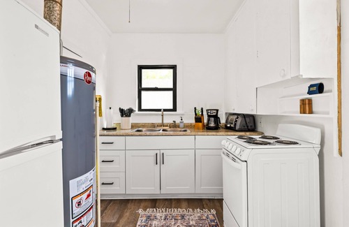 North End Cottage | Cozy cottage in North End on tree-lined street.