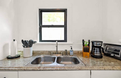 North End Cottage | Cozy cottage in North End on tree-lined street.