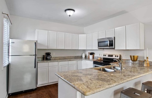 East Riverside House | Cozy Cottage in Quiet Uptown
