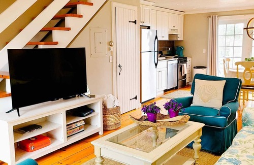 Mashpee Cottage | Cozy Cottage - Maushop Village