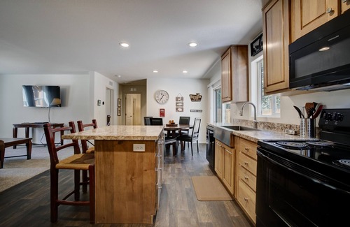 La Pine Cottage | Cozy Cottage nestled in the pines with hot tub and fire pit.