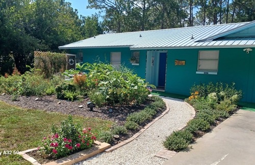 Homosassa Cottage | Cozy cottage nestled on a quiet street. Plenty of parking space .