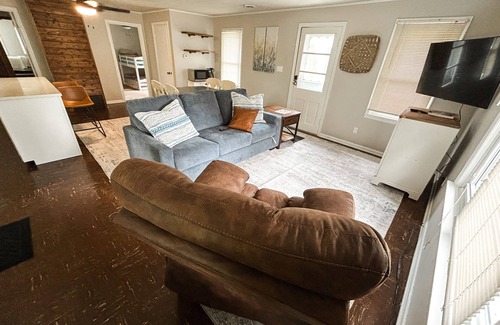 Kendall House | Cozy Cottage on Gravel Lake, WMU, Wine Trail, Kayaks