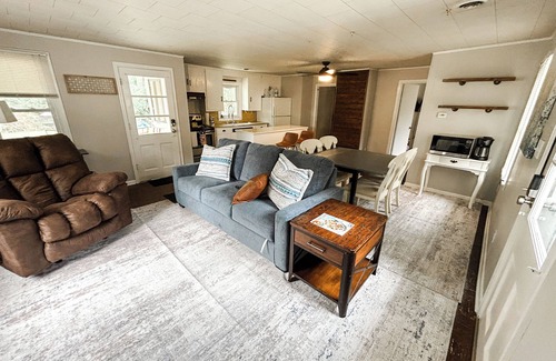 Kendall House | Cozy Cottage on Gravel Lake, WMU, Wine Trail, Kayaks