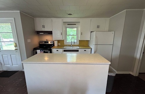 Kendall House | Cozy Cottage on Gravel Lake, WMU, Wine Trail, Kayaks