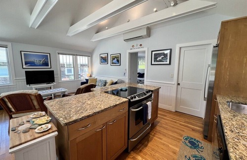 Orleans House | Cozy Cottage Overlooking Rock Harbor Creek
