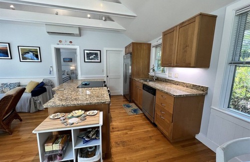 Orleans House | Cozy Cottage Overlooking Rock Harbor Creek