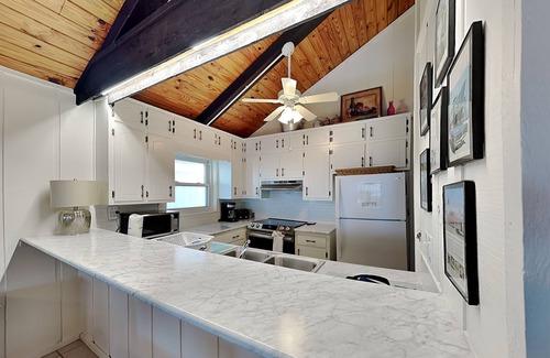 Painters Hill House | Cozy Cottage | Pet-Friendly Oceanfront Home w. Views + Deck Dining