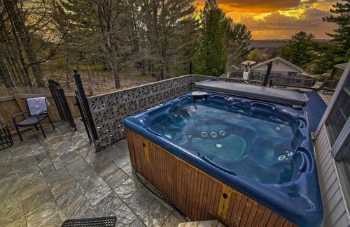 Penetanguishene Cottage | Cozy Cottage Retreat with HotTub, Heated Pool, Firepit, Ping Pong & Pool table