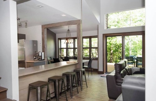 Morin Heights Cottage | Cozy Cottage Spa and fireplace