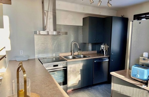 Morin Heights Cottage | Cozy Cottage Spa and fireplace