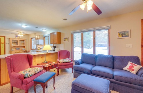 Higgins Lake Cottage | Cozy Cottage w/Sunroom - Walk to Higgins Lake!