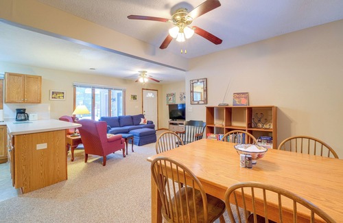 Higgins Lake Cottage | Cozy Cottage w/Sunroom - Walk to Higgins Lake!