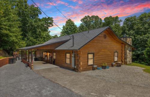 Gatlinburg - Pigeon Forge House | Cozy Cottage Wev Charger, Firepit & Bed Swing