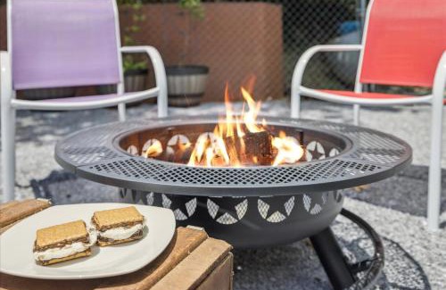 Gatlinburg - Pigeon Forge House | Cozy Cottage Wev Charger, Firepit & Bed Swing