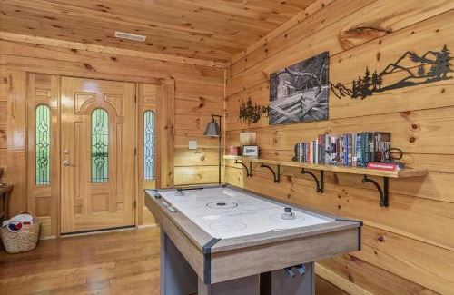Gatlinburg - Pigeon Forge House | Cozy Cottage Wev Charger, Firepit & Bed Swing