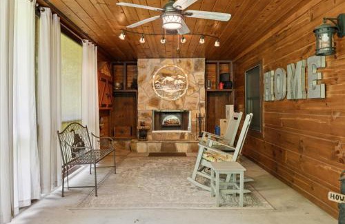 Gatlinburg - Pigeon Forge House | Cozy Cottage Wev Charger, Firepit & Bed Swing