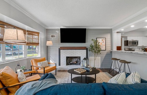 Largo House | Cozy Cottage with pool minutes from the beach