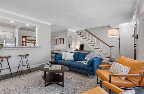 Largo House | Cozy Cottage with pool minutes from the beach