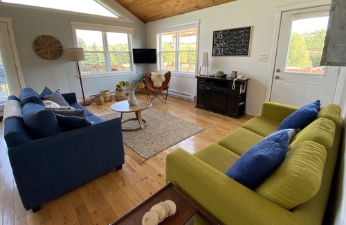Found Mills Cottage | Cozy Cottage With Water View, Kayaks & Hot Tub On The Stanley River