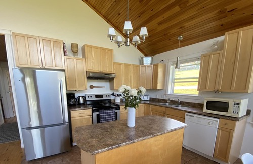 Found Mills Cottage | Cozy Cottage With Water View, Kayaks & Hot Tub On The Stanley River