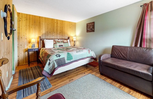Thornton Cabin | Cozy cottage with WiFi, kitchenette, pool & peaceful acreage