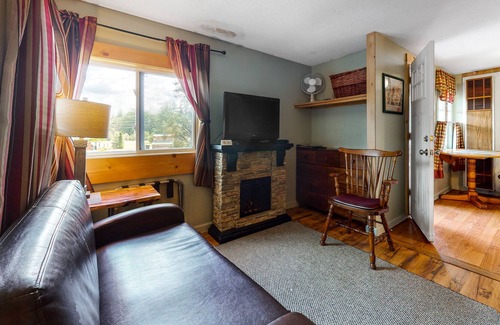 Thornton Cabin | Cozy cottage with WiFi, kitchenette, pool & peaceful acreage