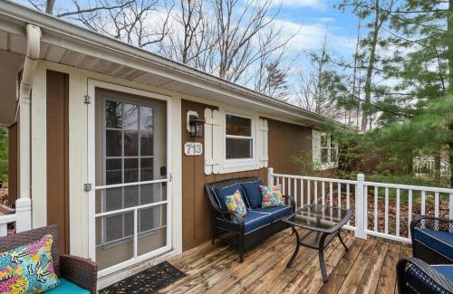 Saugatuck Villa | Cozy Cottages Brown Cottage Hot tubTown
