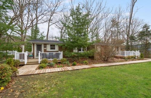 Saugatuck Villa | Cozy Cottages Brown Cottage Hot tubTown