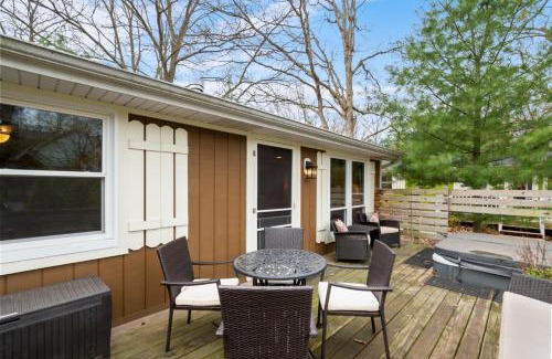 Saugatuck Villa | Cozy Cottages Brown Cottage Hot tubTown