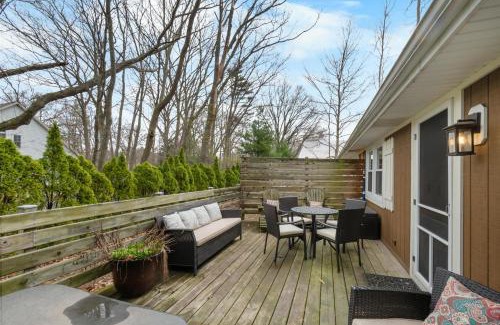 Saugatuck Villa | Cozy Cottages Brown Cottage Hot tubTown